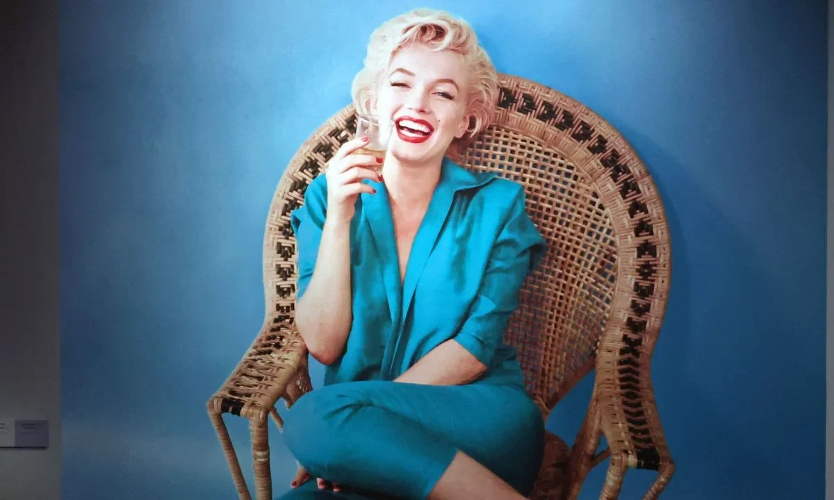 Marilyn Monroe cumple hoy un siglo y el Hollywood que la inmortalizó lo festeja con rosas, proyecciones de sus películas y hasta un pastel.