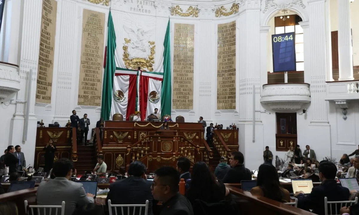 Morena CDMX presentó una propuesta de reforma para incorporar un mecanismo de cómputo en la elección de diputado migrante en la capital.