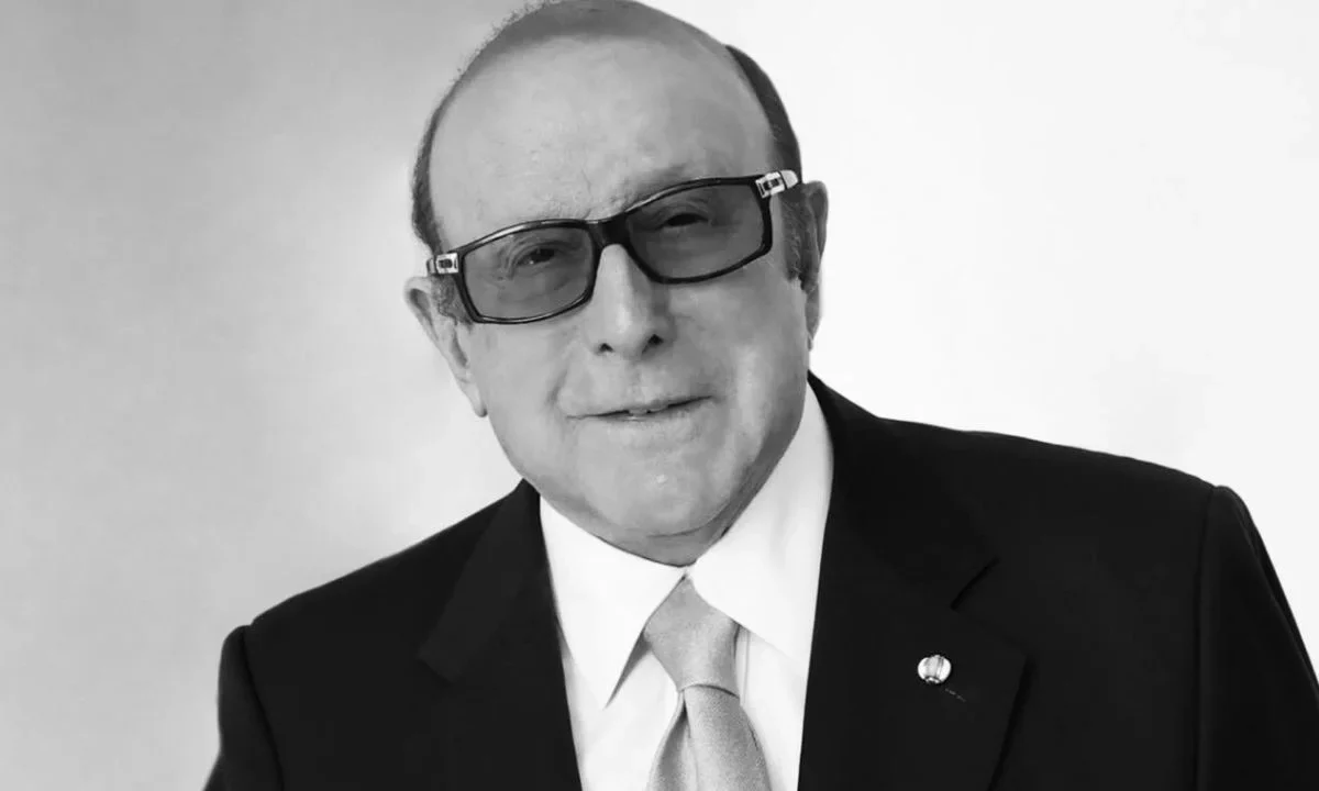 Clive Davis fue artífice de los éxitos de Whitney Houston, Aretha Franklin, Bruce Springsteen y Santana; murió hoy a los 94 años.