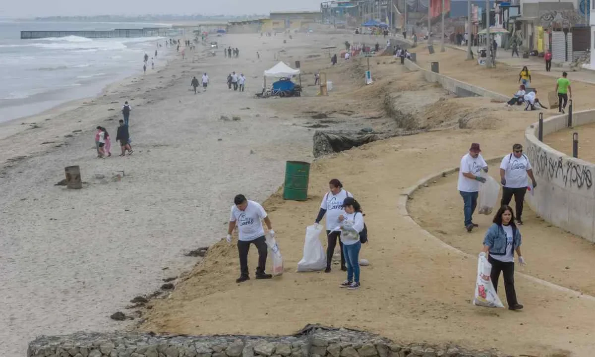 La Semarnat asegura que avanza en limpieza de playas.