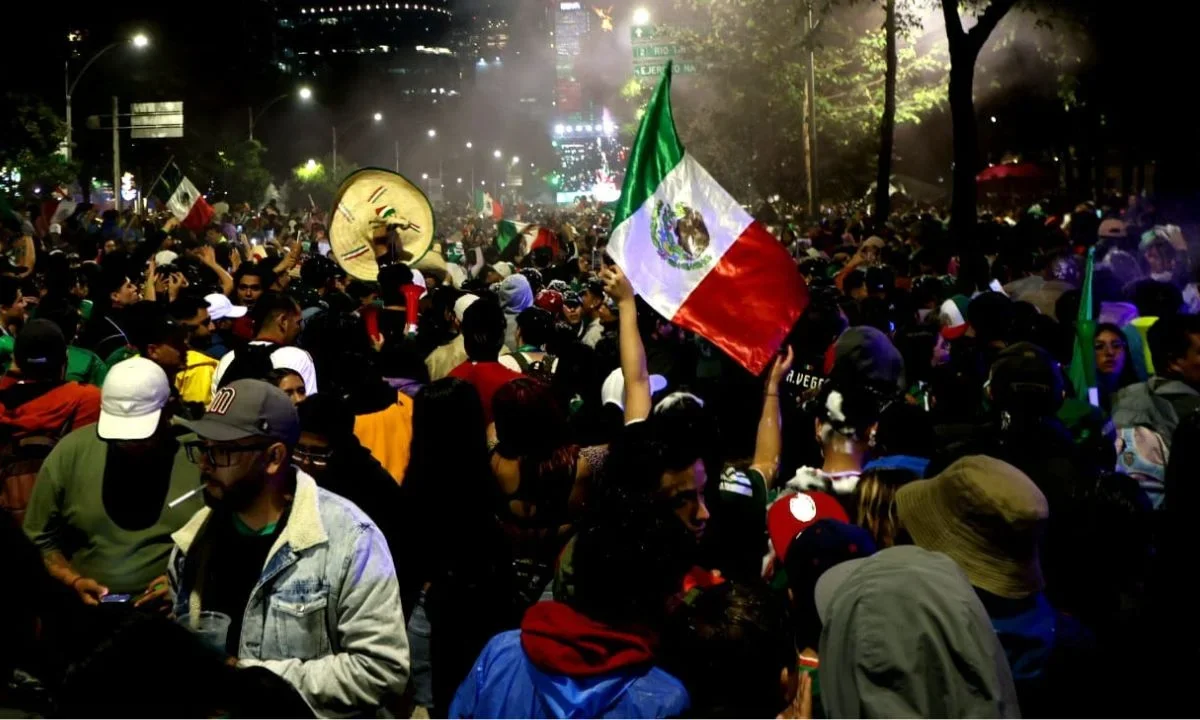 Paseo de la Reforma recibe a un millón de personas para celebrar la victoria de México ante Ecuador, según el Gobierno de la CDMX.