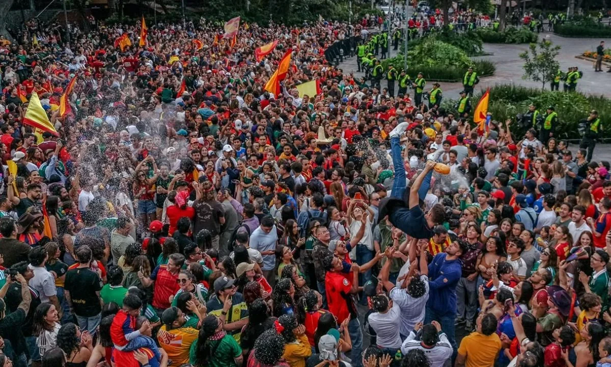 110 mil aficionados disfrutan la final del Mundial en CDMX