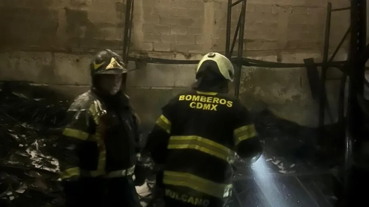 Bomberos sofocan incendio en Isabel la Católica