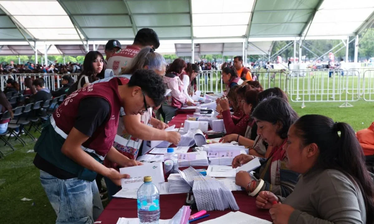 Entrega CDMX 20 mil apoyos de transporte a universitarios
