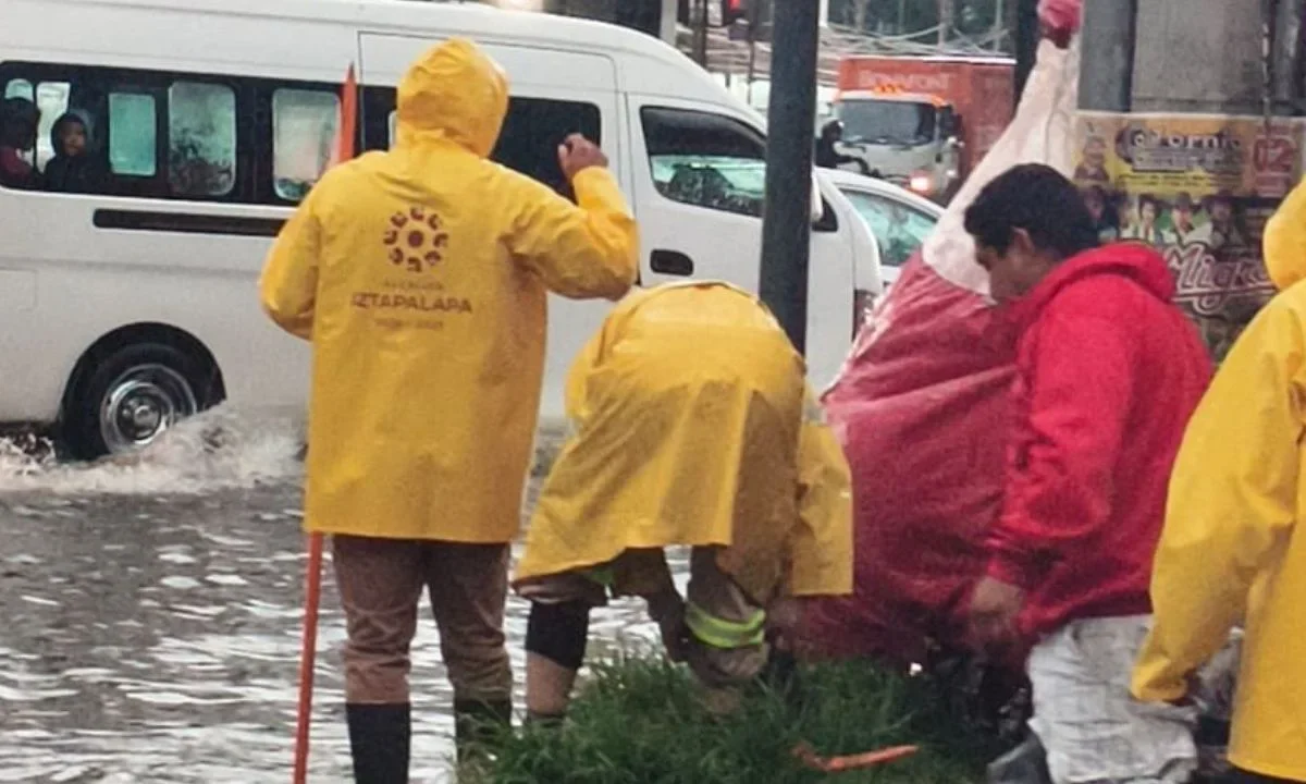 La intensa lluvia registrada en la zona oriente de la capital, provocó la inundación en Calzada Ignacio Zaragoza, Iztapalapa.