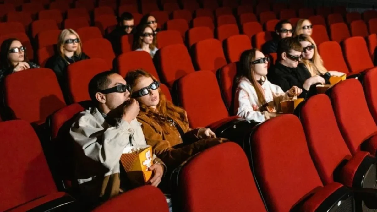Con una cartelera de cine en constante renovación y un catálogo digital que parece no tener fin, es fácil perder la paciencia antes de que comience la función.