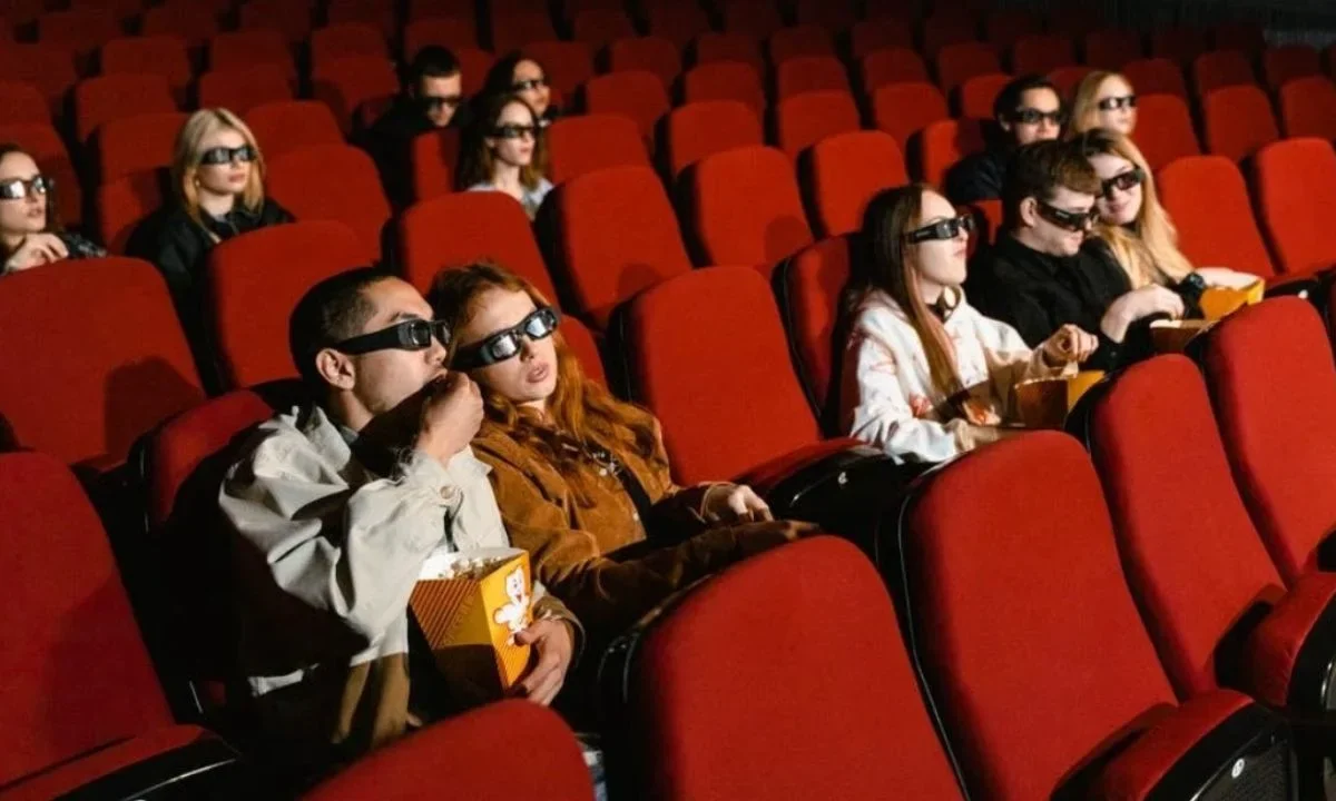 Con una cartelera de cine en constante renovación y un catálogo digital que parece no tener fin, es fácil perder la paciencia antes de que comience la función.