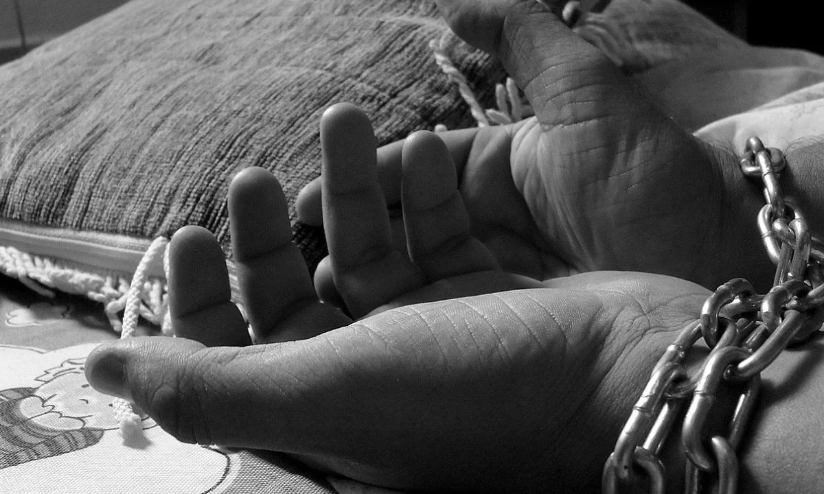 La Secretaría de Salud del Estado de México exhortó a la población a prevenir, identificar y denunciar la trata de personas, un delito que atenta contra la dignidad, la libertad y los derechos humano