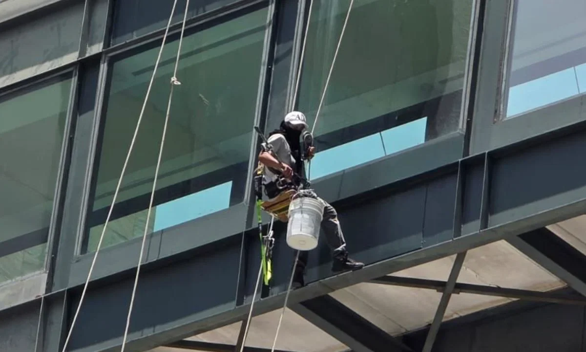 Javier Ramírez, conocido como el 'Spider-Man' de Nuevo León, inicia una jornada más como limpiador de ventanas a más de 20 pisos de altura.