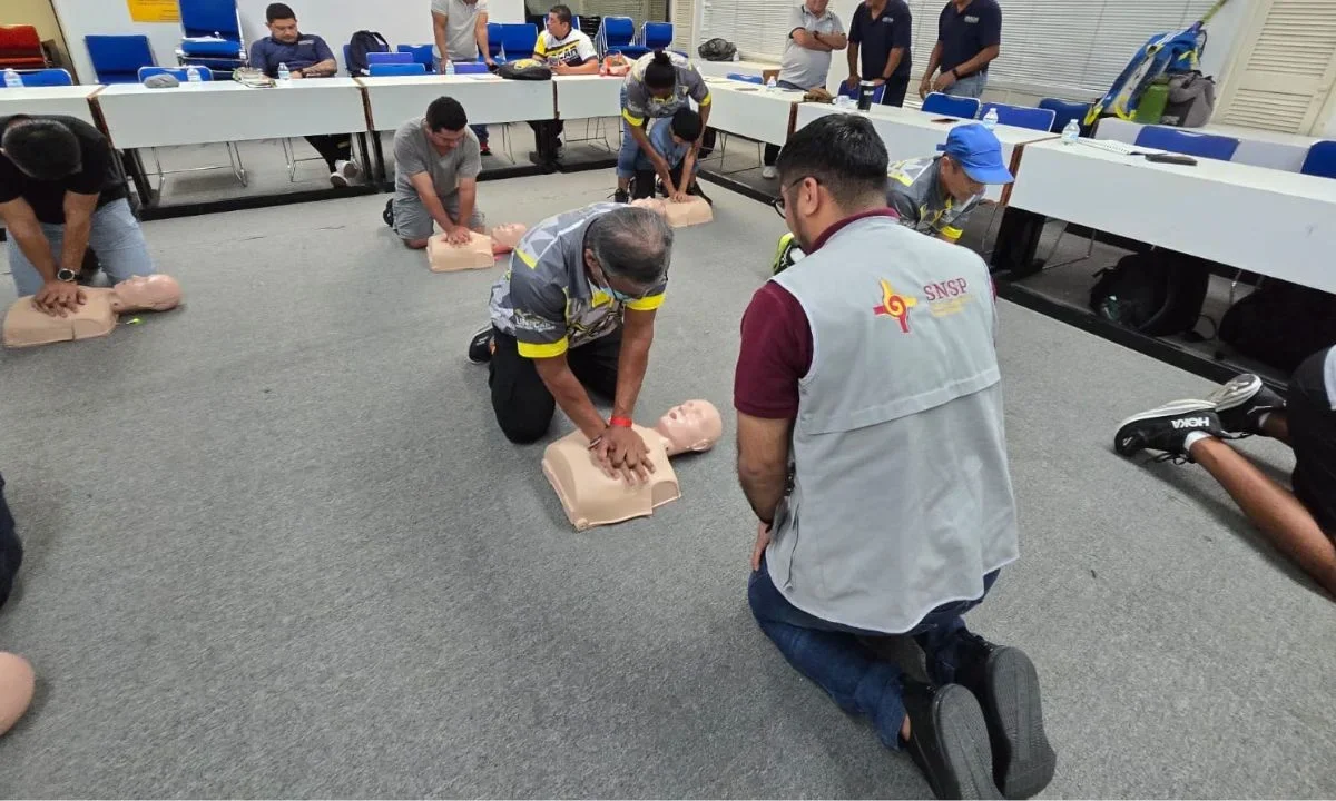 Adiestraron a entrenadores deportivos de la UNACAR de Campeche en primeros auxilios e impulsan habitos de seguridad.