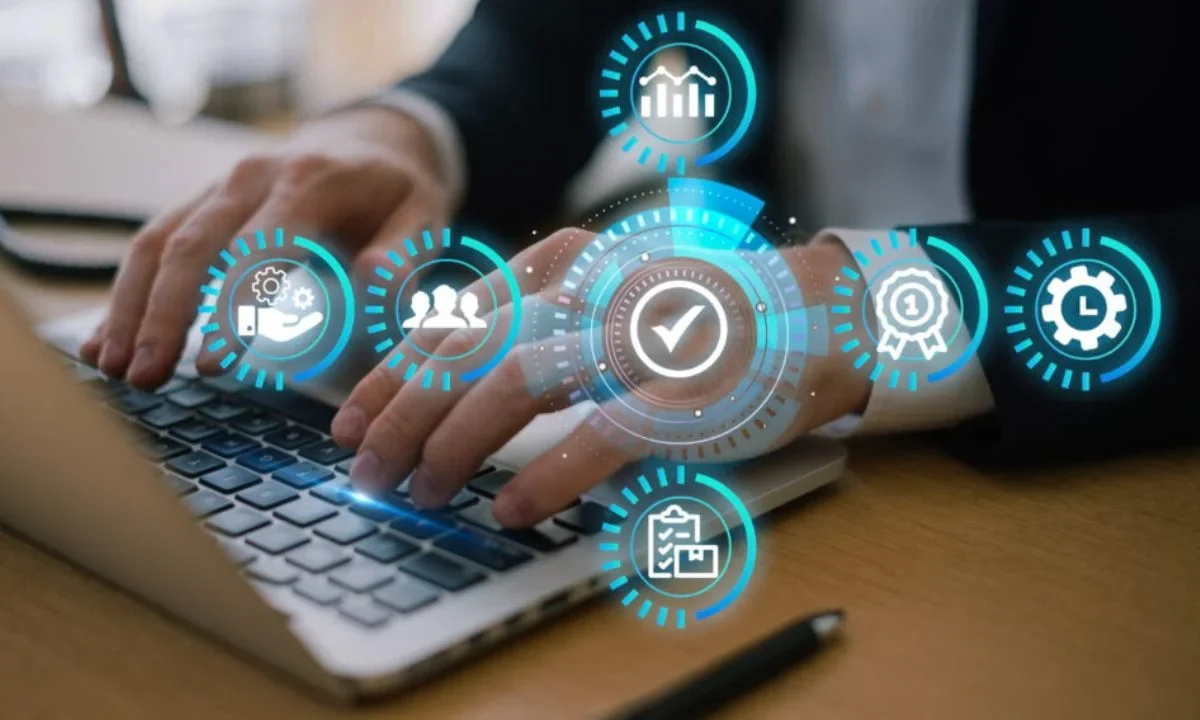 Las empresas del sector tecnológico en México buscan especialistas, pero no los encuentran. Conoce cómo puedes postular a una beca de alcance internacional y certificarte en línea a tu ritmo.