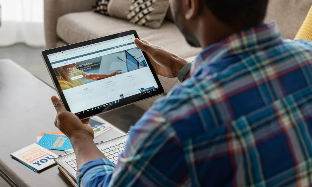 Descubre cómo identificar fotos de perfil falsas en LinkedIn mediante la búsqueda inversa de imágenes, el análisis facial y las técnicas de verificación de perfiles para evitar a los estafadores.