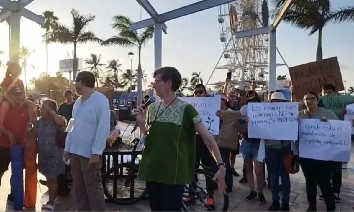 Un total de 6 mil 434 firmas fueron entregadas al Ayuntamiento de Tampico por organizaciones ambientalistas que buscan impedir la construcción de un hotel de cinco estrellas en la Laguna del Carpintero.