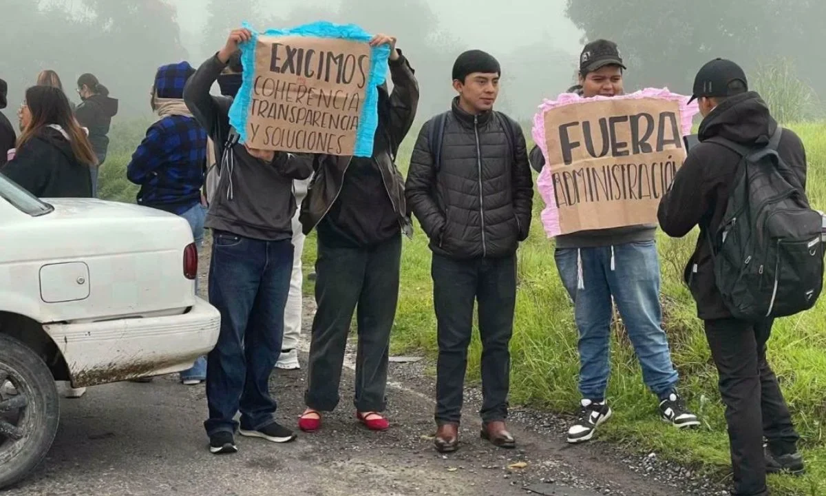La movilización de los alumnos de Otzolotepec se mantiene y afecta la circulación sobre la avenida Juárez y el tramo conocido como Las Peñas.