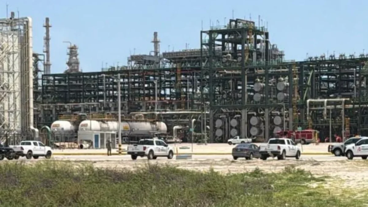Petroleos Mexicanos (Pemex) informó que se presentó una fuga en la Refinería Olmeca por parte de una bomba de carga de crudo.