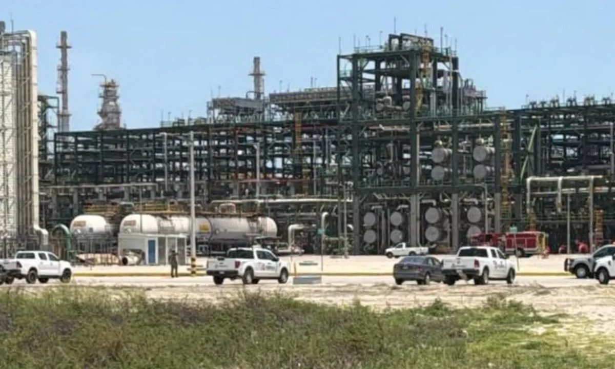 Petroleos Mexicanos (Pemex) informó que se presentó una fuga en la Refinería Olmeca por parte de una bomba de carga de crudo.