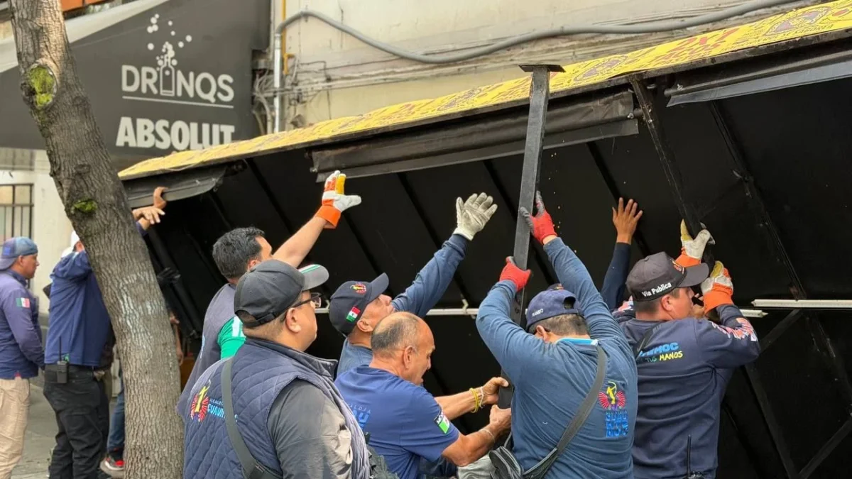 En la alcaldía Cuauhtémoc se retiraron las pérgolas y enseres instalados sin autorización en la colonia Santa María la Ribera.