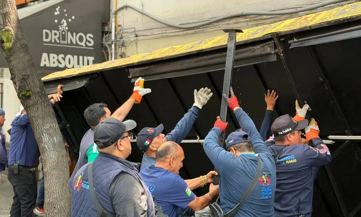 En la alcaldía Cuauhtémoc se retiraron las pérgolas y enseres instalados sin autorización en la colonia Santa María la Ribera.