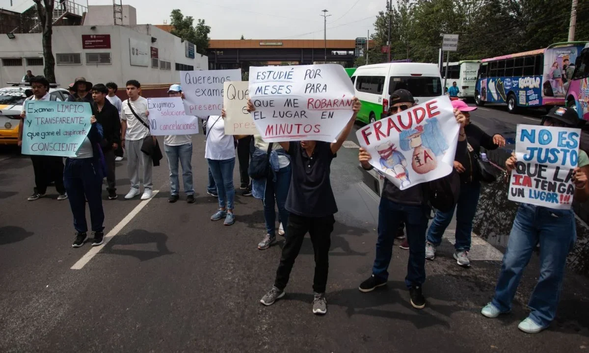 Aspirantes rechazados por la UNAM marcharon este lunes para exigir la aplicación presencial del examen de ingreso a licenciatura.