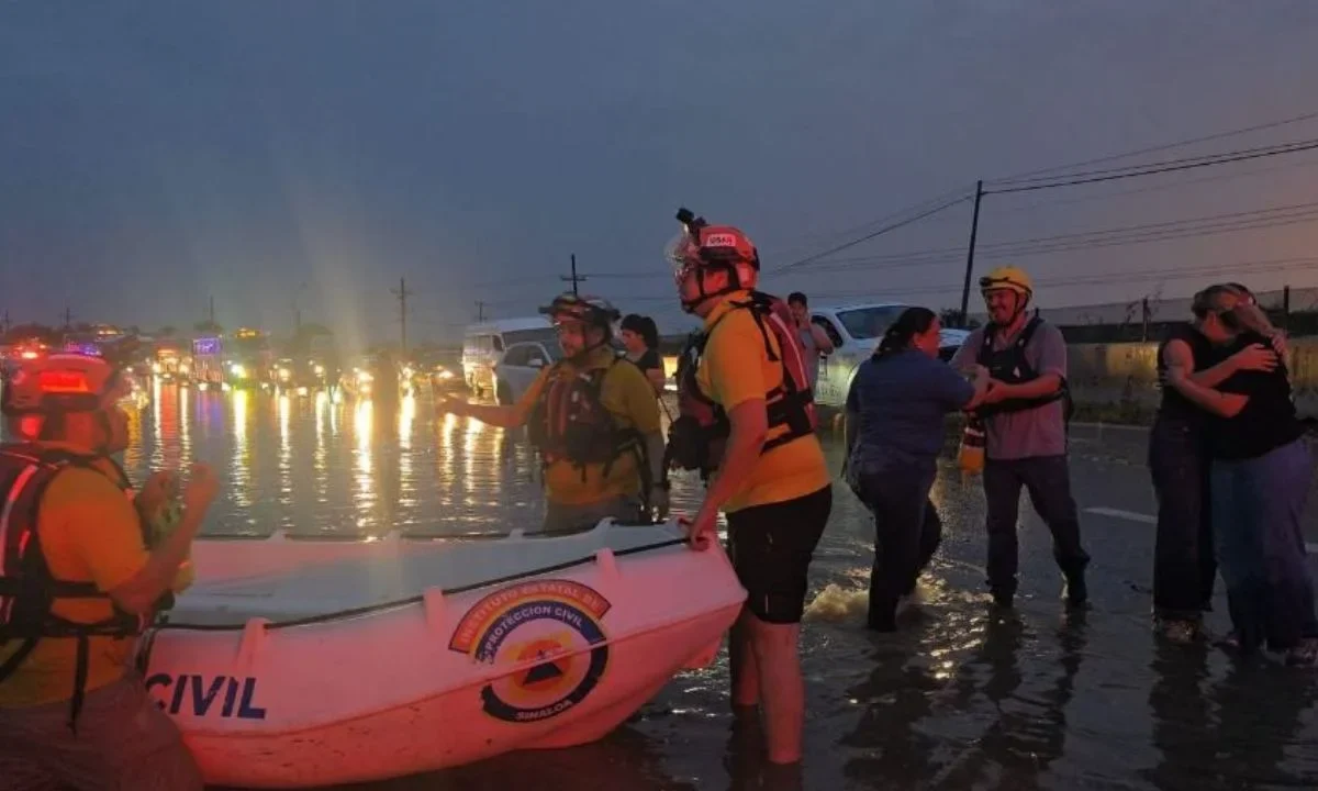 Rescatan en lancha a 15 personas por en Culiacán