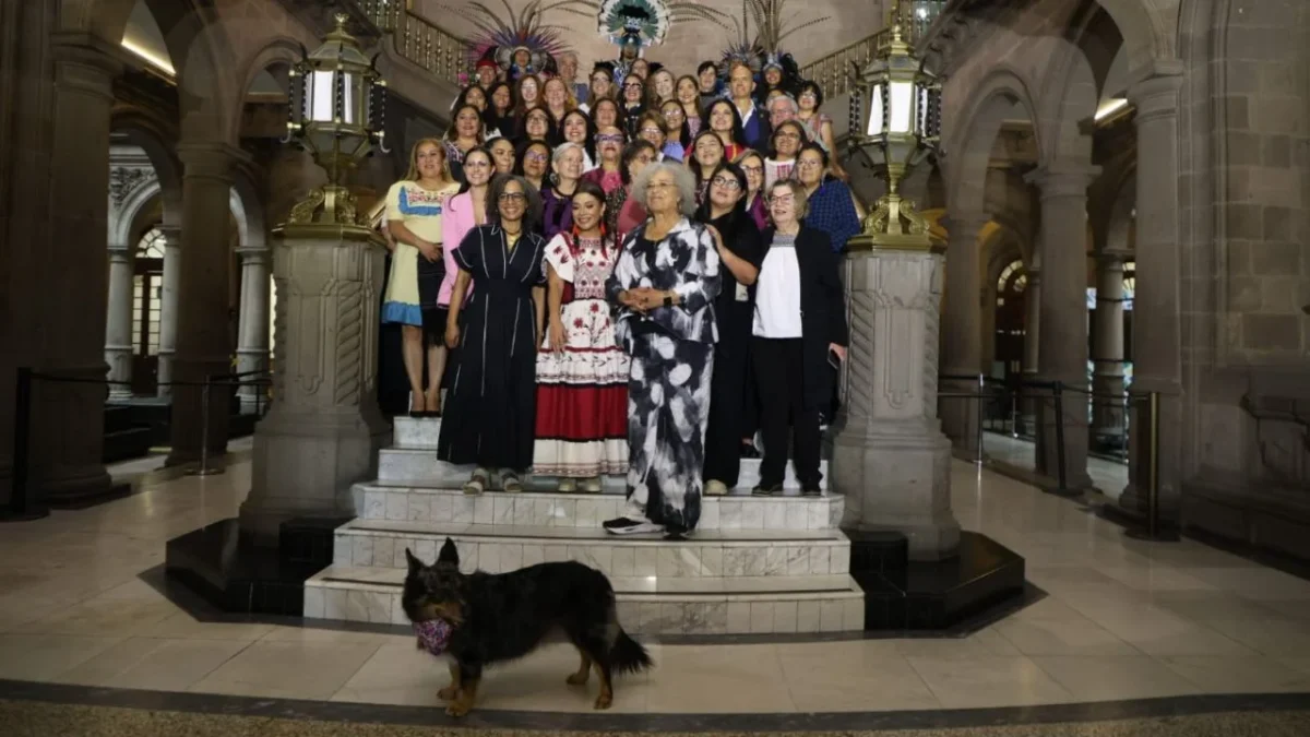 Clara Brugada reconoció a Ángela Davis como una inspiración en la lucha contra la violencia hacia la mujer y las desigualdades.