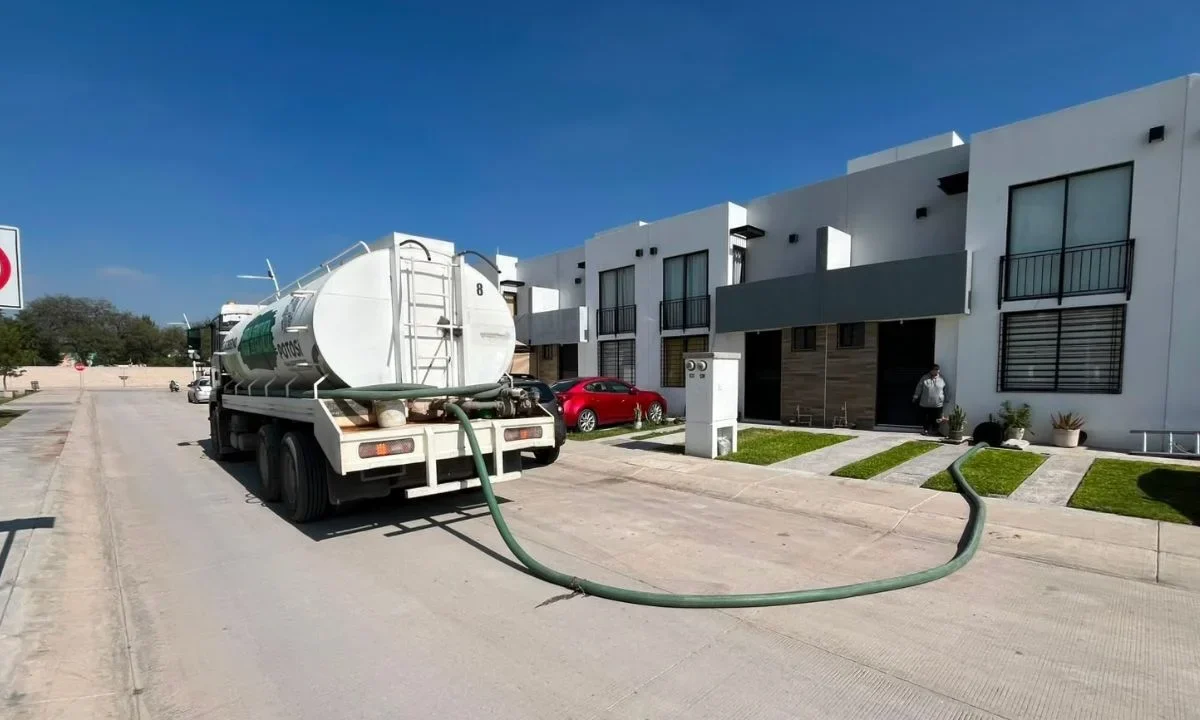 La CEA mantiene 40 camiones cisterna para atender a familias afectadas por interrupciones y fallas en el suministro de Interapas, en SLP.