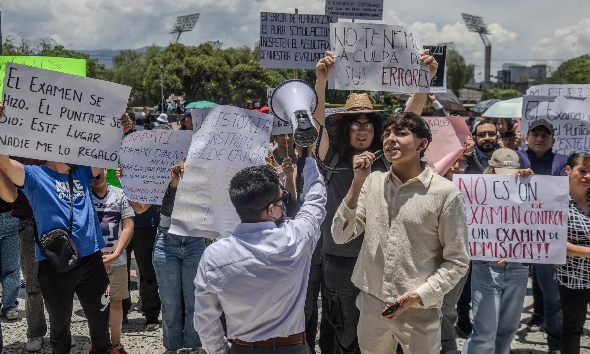 Desde 2022, Ceneval reportaba infraestructura para atender hasta 58 mil sustentantes concurrentes en línea; UNAM adjudicó examen a otra empresa.