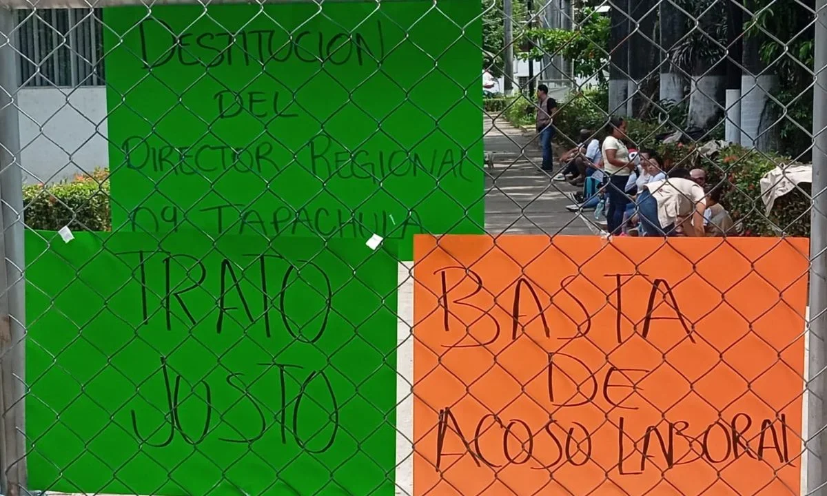 Trabajadores del Programa para Bienestar realizaron una protesta y cerraron las oficinas en Chiapas, denuncian abusos y explotación laboral.