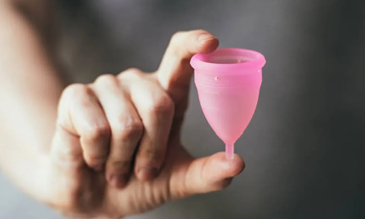 La copa menstrual es una alternativa reutilizable para la gestión menstrual; su uso requiere conocer las instrucciones del producto y mantener una adecuada higiene
