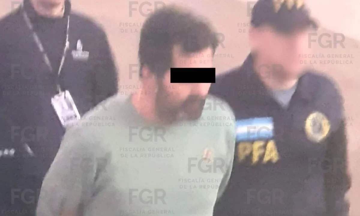 Autoridades argentinas entregaron Fernando Farías Laguna, el contralmirante de la Marina acusad de liderar una red de huachicol fiscal