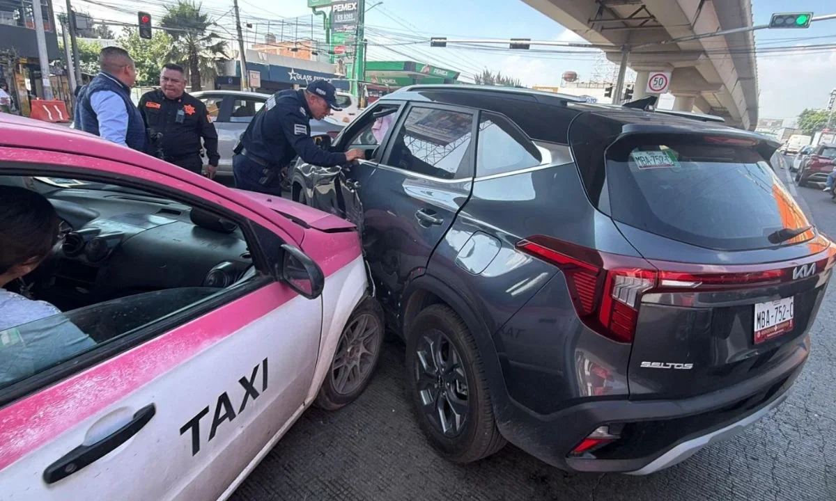 Elementos de Tránsito de Ecatepec infraccionaron a choferes de transporte público por invadir carril confinado del Mexibús.