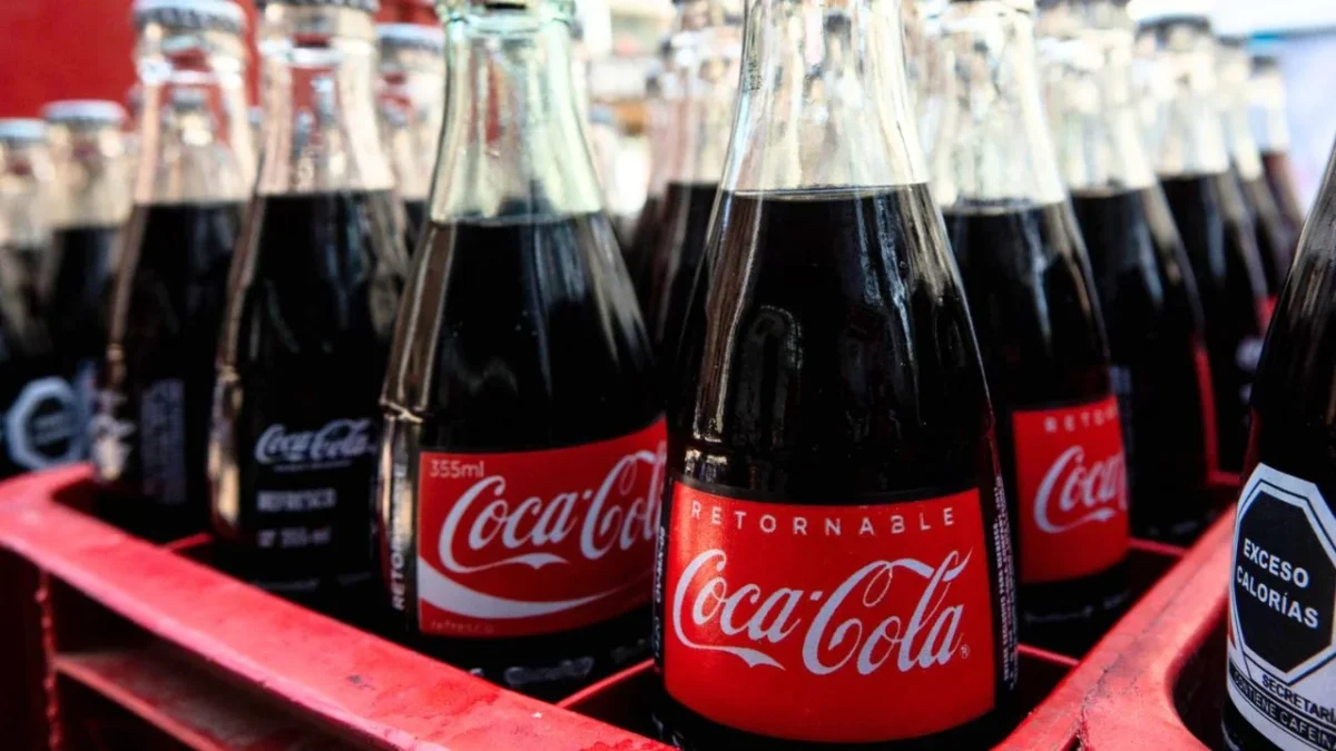 Entérate aquí cuándo será el alza de precios en productos de Coca-Cola y cuánto costarán ahora en sus distintas presentaciones.