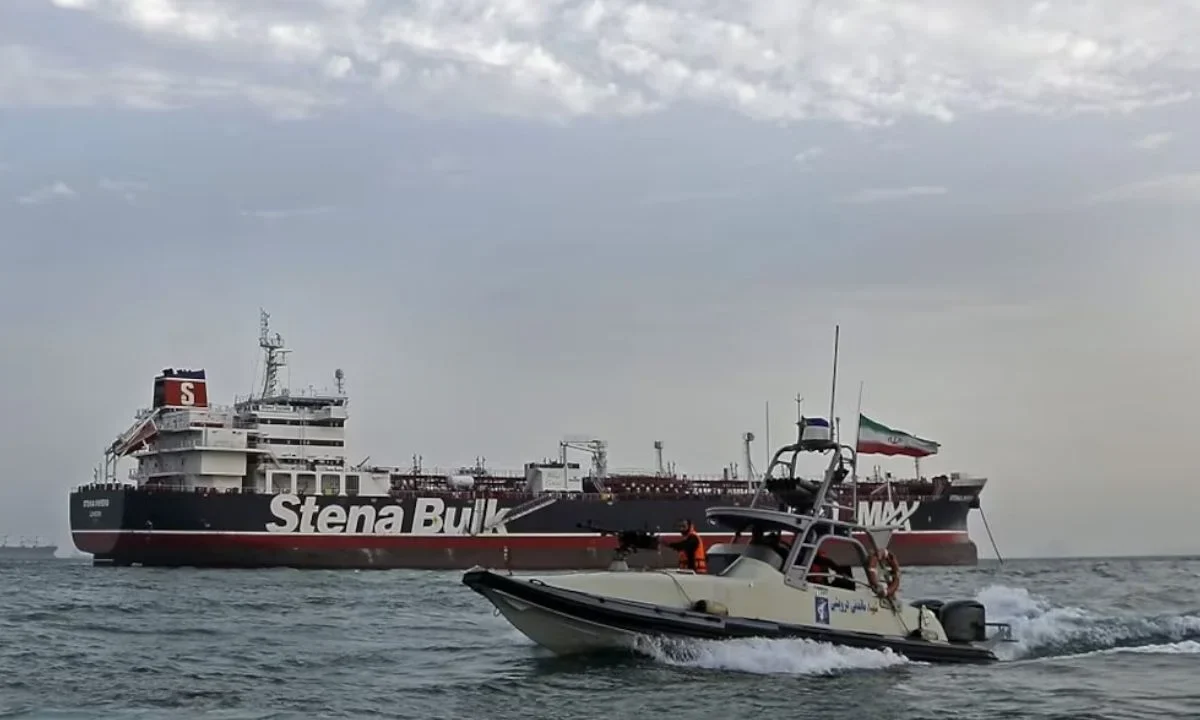 Estados Unidos llevó a cabo el domingo bombardeos sobre la isla de Larak, en Irán, los primeros desde hace un mes.