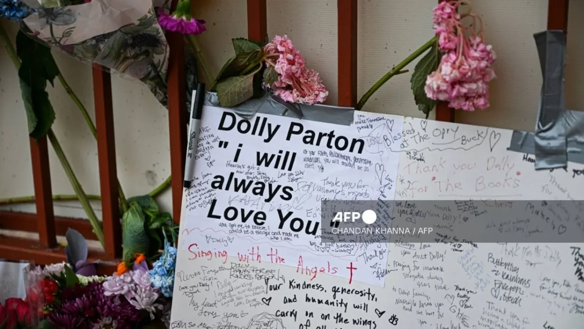 El programa de donación de libros Imagination Library, con el que mucha gente recuerda a Dolly Parton, surgió pues su padre era analfabeto.