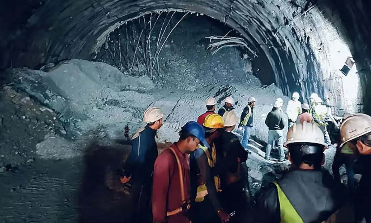 Siete obreros muertos y 13 más heridos, dejó un accidente en un túnel en construcción al norte de la India, según autoridades locales.