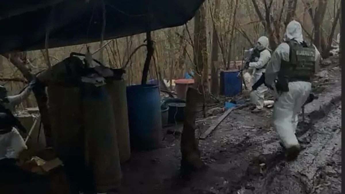 Fuerzas federales localizaron e inhabilitaron un narcolaboratorio clandestino para la elaboración de droga sintética, en Michoacán.