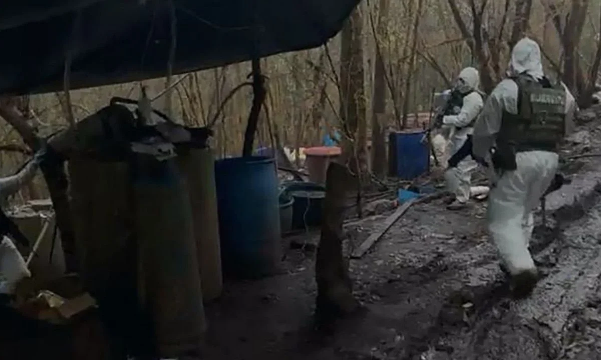 Fuerzas federales localizaron e inhabilitaron un narcolaboratorio clandestino para la elaboración de droga sintética, en Michoacán.