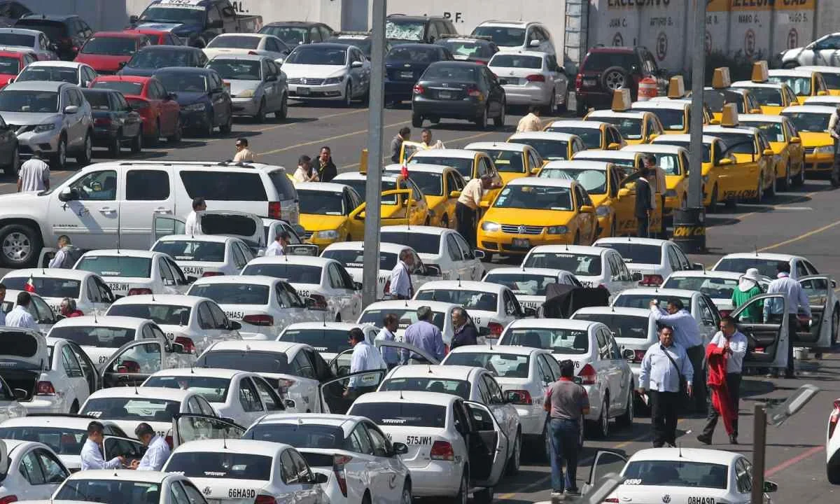 La SICT informó que en lo que va de este sexenio no ha otorgado nuevas concesiones para taxis en el AICM.