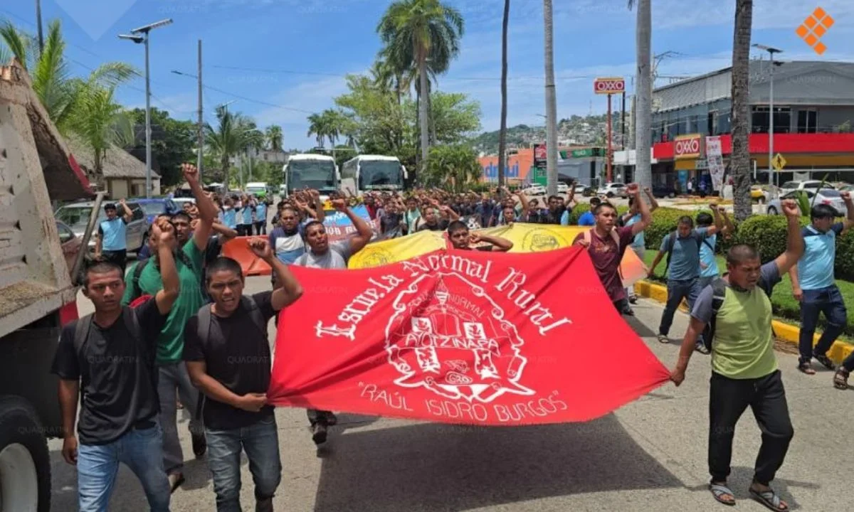 Una centena de estudiantes de la Normal de Ayotzinapa llegaron al Palacio Federal y de ahí marcharon por la avenida Costera Miguel Alemán.