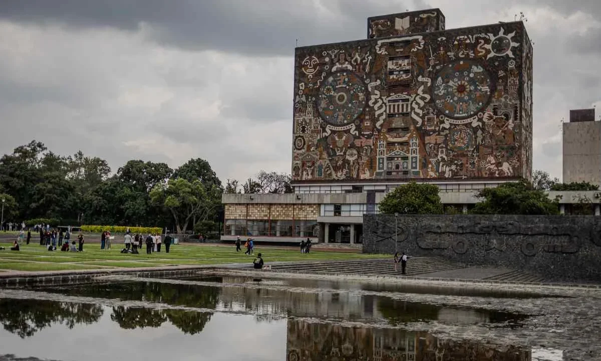 La UNAM arranca su examen de control presencial este miércoles, mientras juzgadores admiten los primeros amparos.