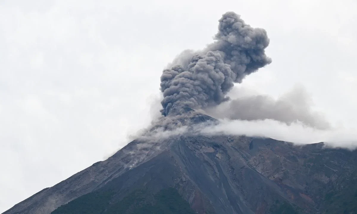 El volcán de Fuego, a 35 km de la capital de Guatemala, emitió una potente erupción que obligó a declarar la alerta máxima en la zona.