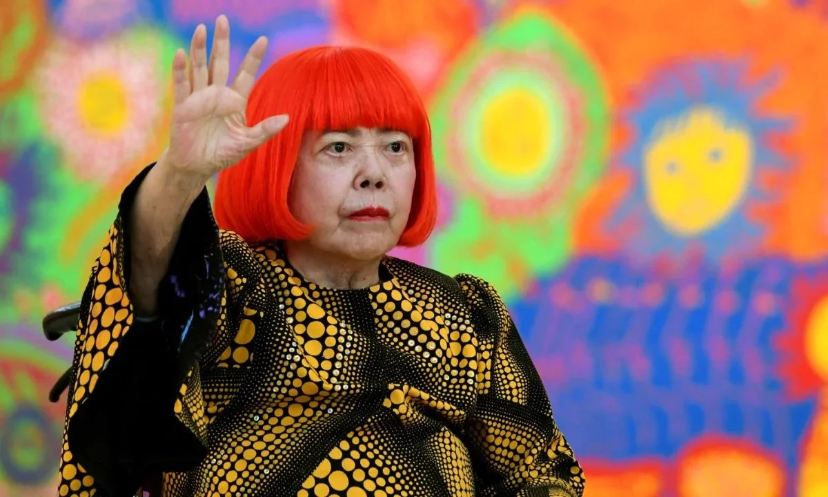 La artista japonesa Yayoi Kusama fue una de las figuras más reconocidas de vanguardia contemporánea, célebre por sus característicos lunares.