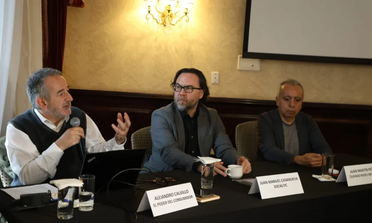 No basta con sacar celulares del salón, urge regular entornos digitales: especialistas