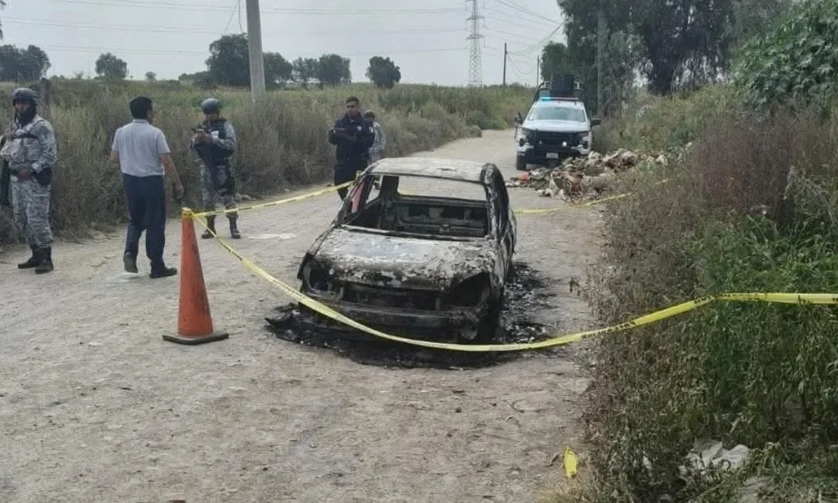 Este lunes se reportó la localización de un vehículo calcinado en Texcoco, en cuyo interior tenía dos cadáveres carbonizados.