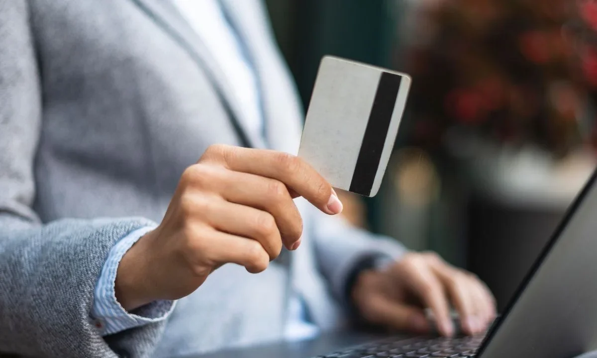 Al comparar  las opciones de tarjetas de crédito , se recomienda comenzar por la forma en que se administra la cuenta.