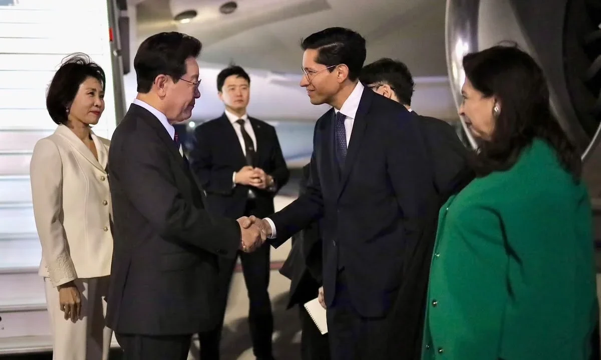 El canciller mexicano Roberto Velasco recibió a Lee Jae-Myung, presidente de la República de Corea del Sur, en el AIFA.