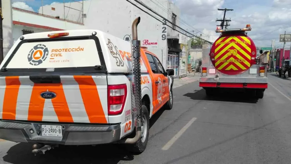 Conato de incendio en SAT de Monterrey provoca desalojo de edificio.