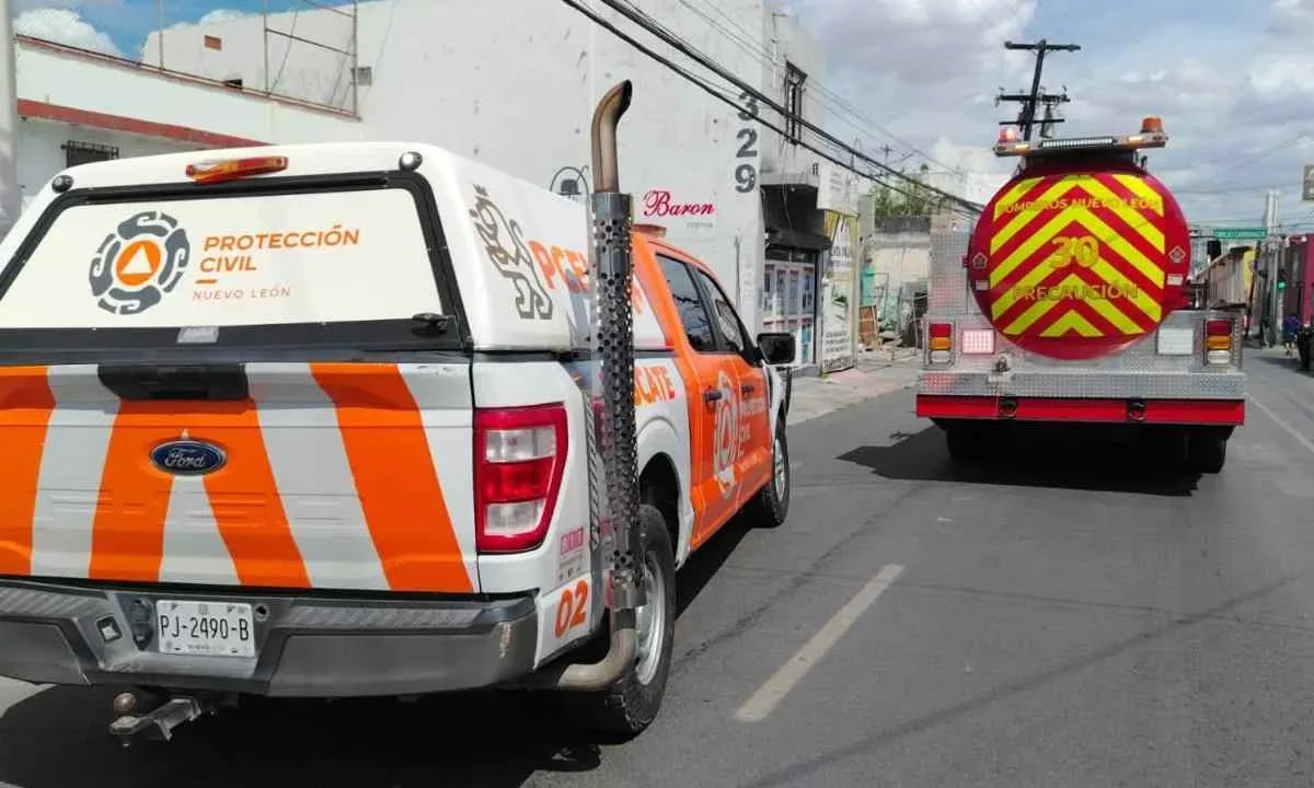 Conato de incendio en SAT de Monterrey provoca desalojo de edificio.