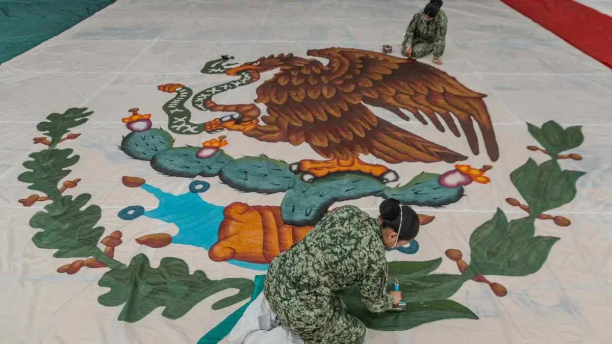 Vestuario. En la fábrica se elaboran gallardetes del Ejército, Fuerza Aérea y Guardia Nacional.