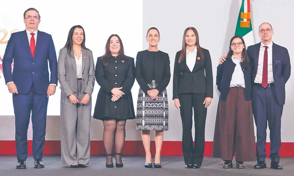 CRECIMIENTO. La Presidenta y el titular de Economía, Marcelo Ebrard, resaltaron la importancia de la inyección de capital ante los representantes de la marca danesa.